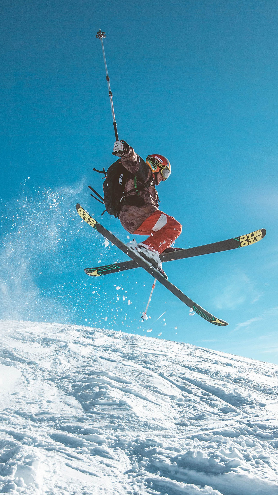 Skieur faisant une figure, hôtel Méribel centre, L'Eterlou