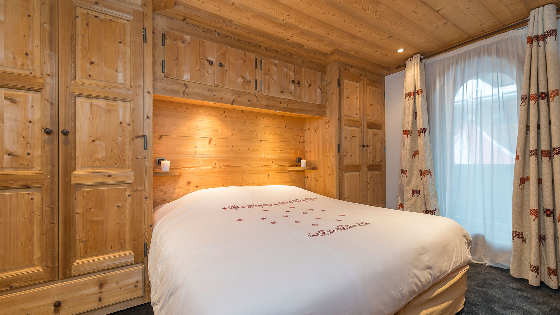 Chambre avec lit double et mur en bois, hôtel Méribel centre, L'Eterlou