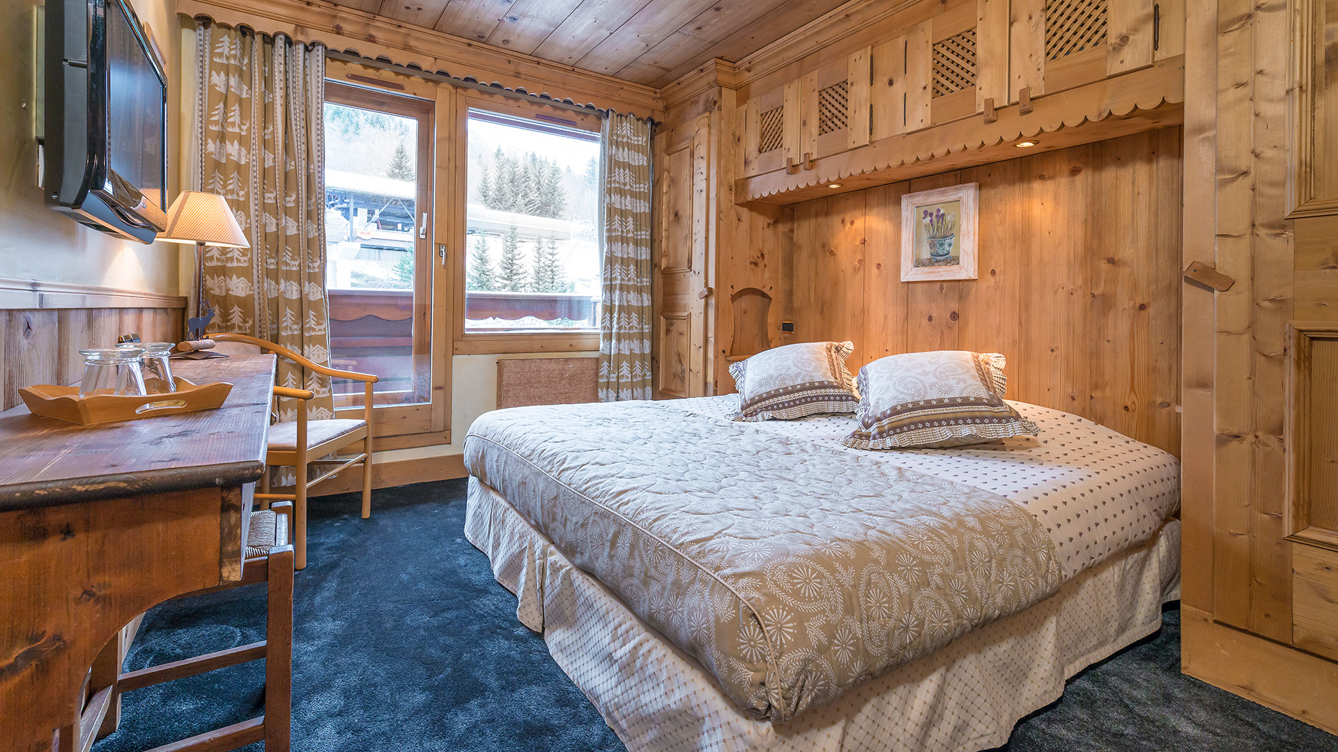 chambre aux nombreuses boiseries, hôtel de charme savoie