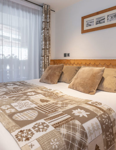 grand lit confortable hôtel Savoie