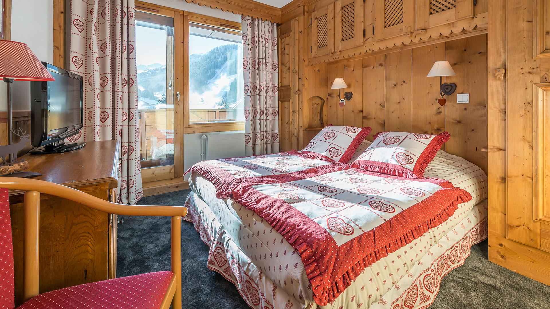 Chambre montagnarde lumineuse weekend ski Savoie - Hôtel L'Eterlou