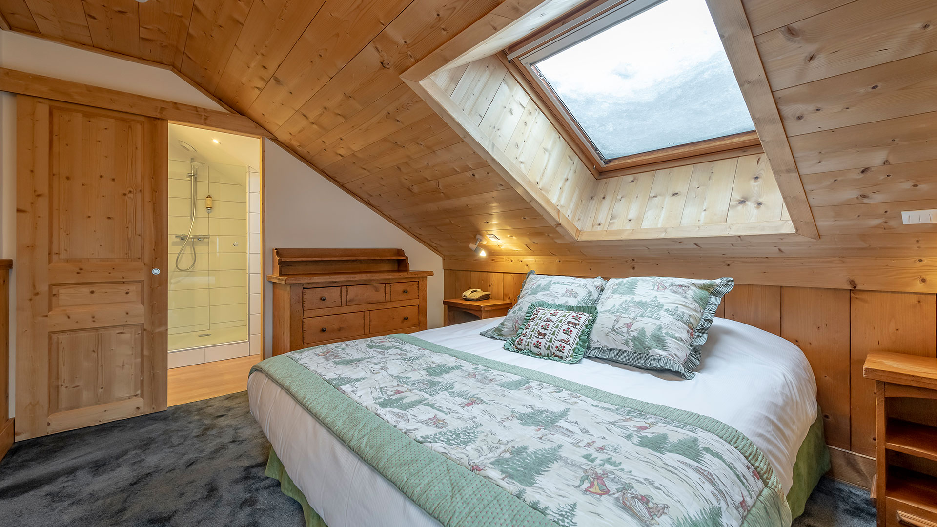 Chambre avec grand lit hôtel trois vallées