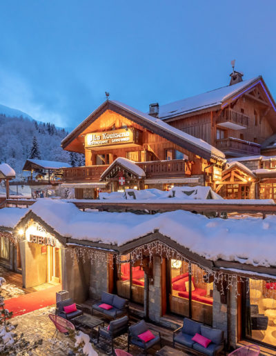 Chalets enneigés de nuit