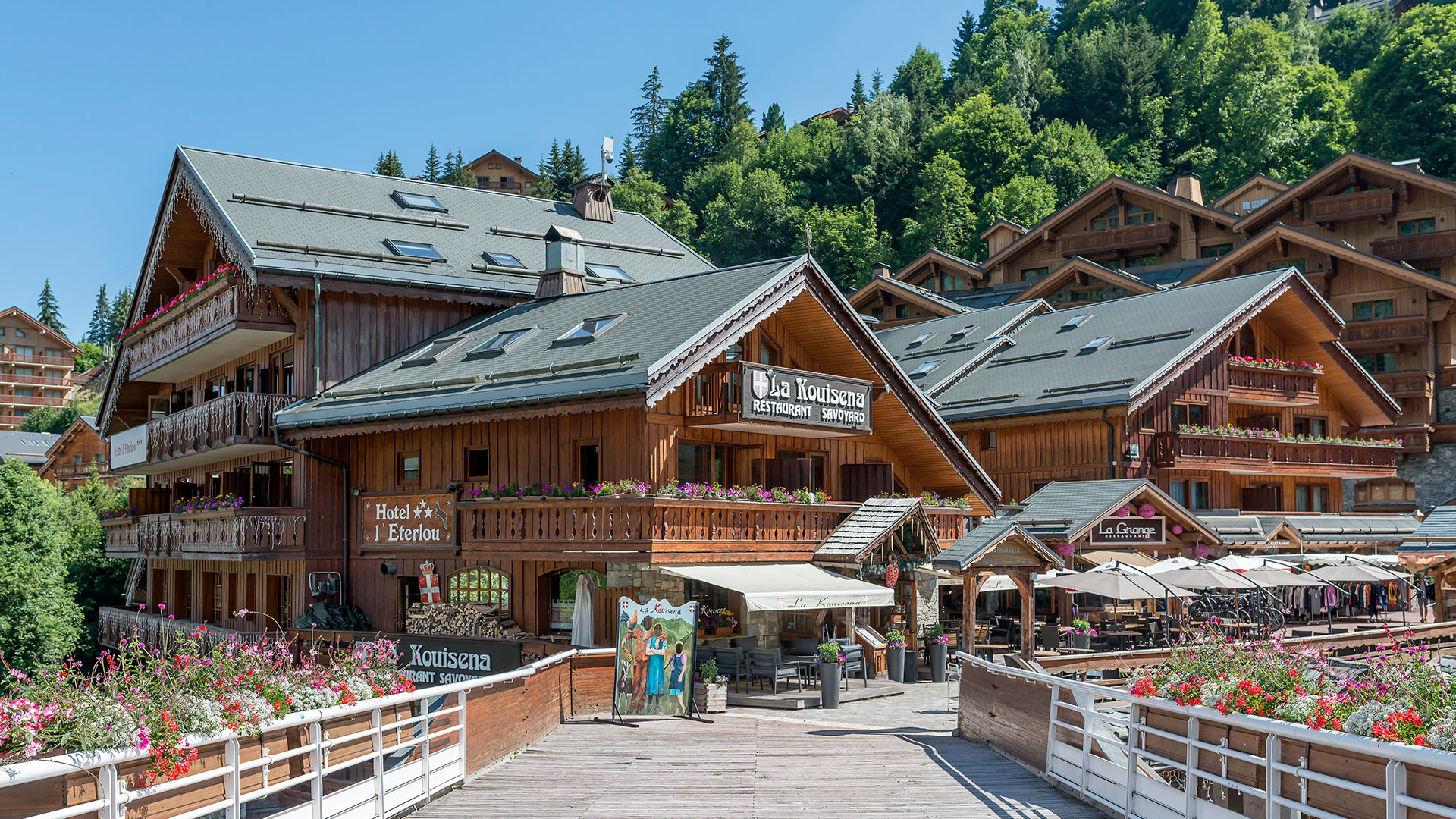 view of Hotel & Outdoor Swimming Pool in Meribel | Hotel L'Éterlou