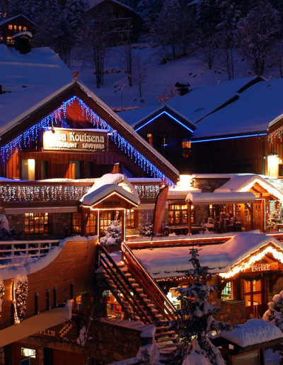Façade de nuit avec neige de l'Hôtel L'Eterlou 3 étoiles à Méribel, en Savoie - Hôtel Eterlou