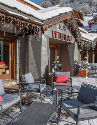 Terrasse ensoleillée chalet hôtel Savoie