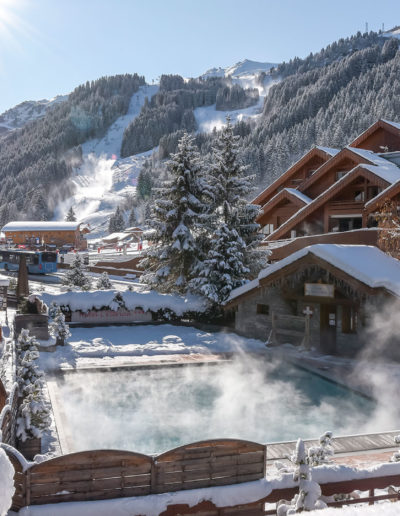 Paysage de chalets enneigés, Hôtel au cœur des Trois Vallées