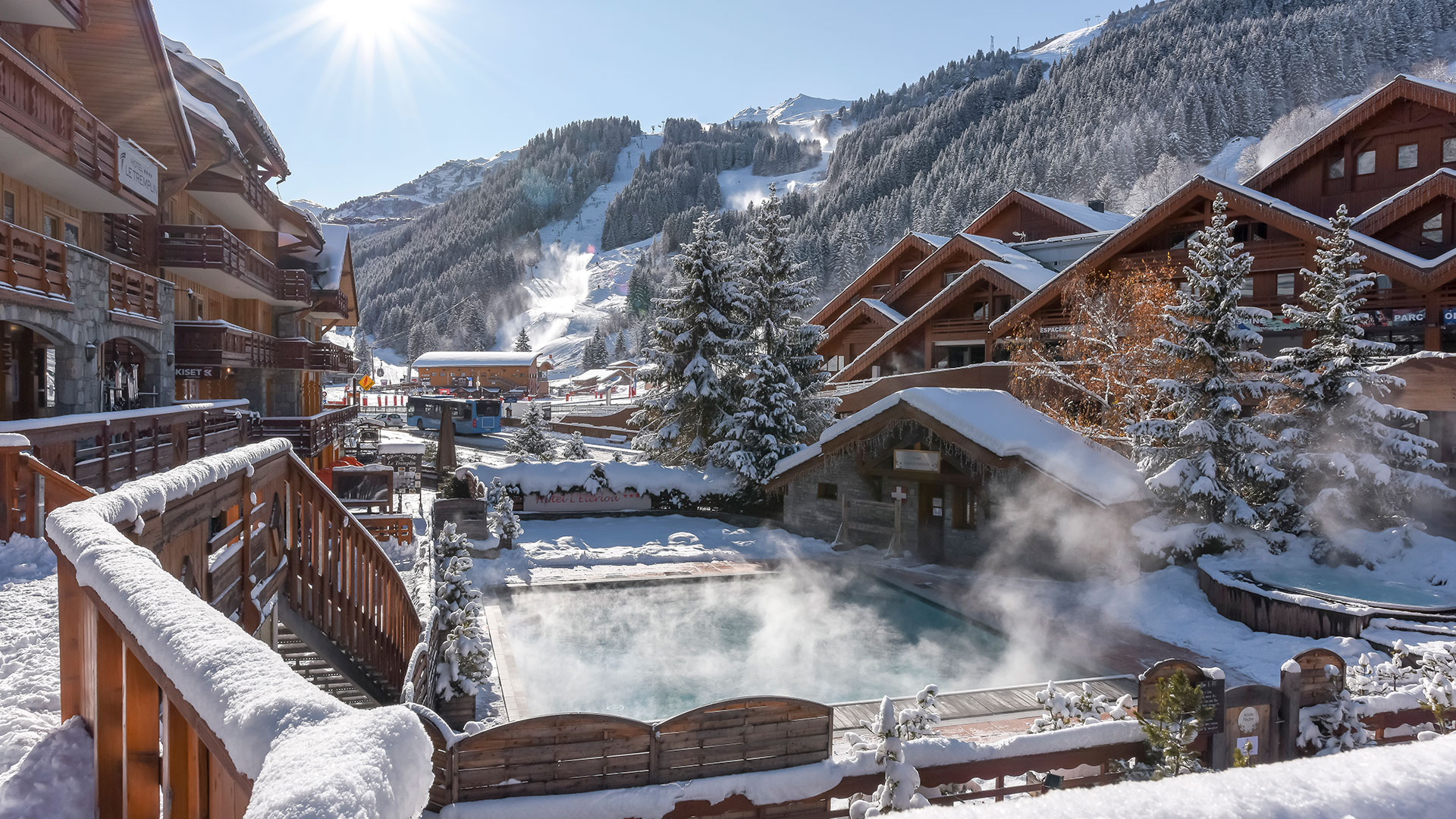 piscine_05 paysage de chalets enneigés Le séjour au ski en Savoie -Hôtel Eterlou