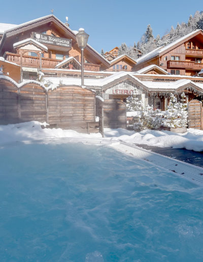 piscine sous la neige hôtel ski famille