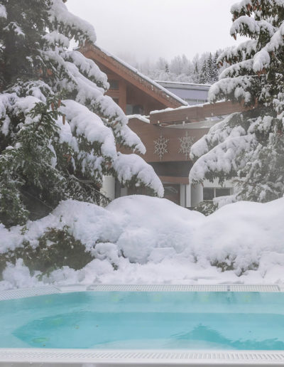 Jacuzzi enneigée hôtel de charme ski , à Méribel | Hôtel L'Éterlou