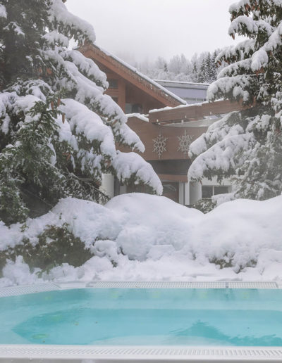 Jacuzzi enneigée hôtel de charme ski , à Méribel