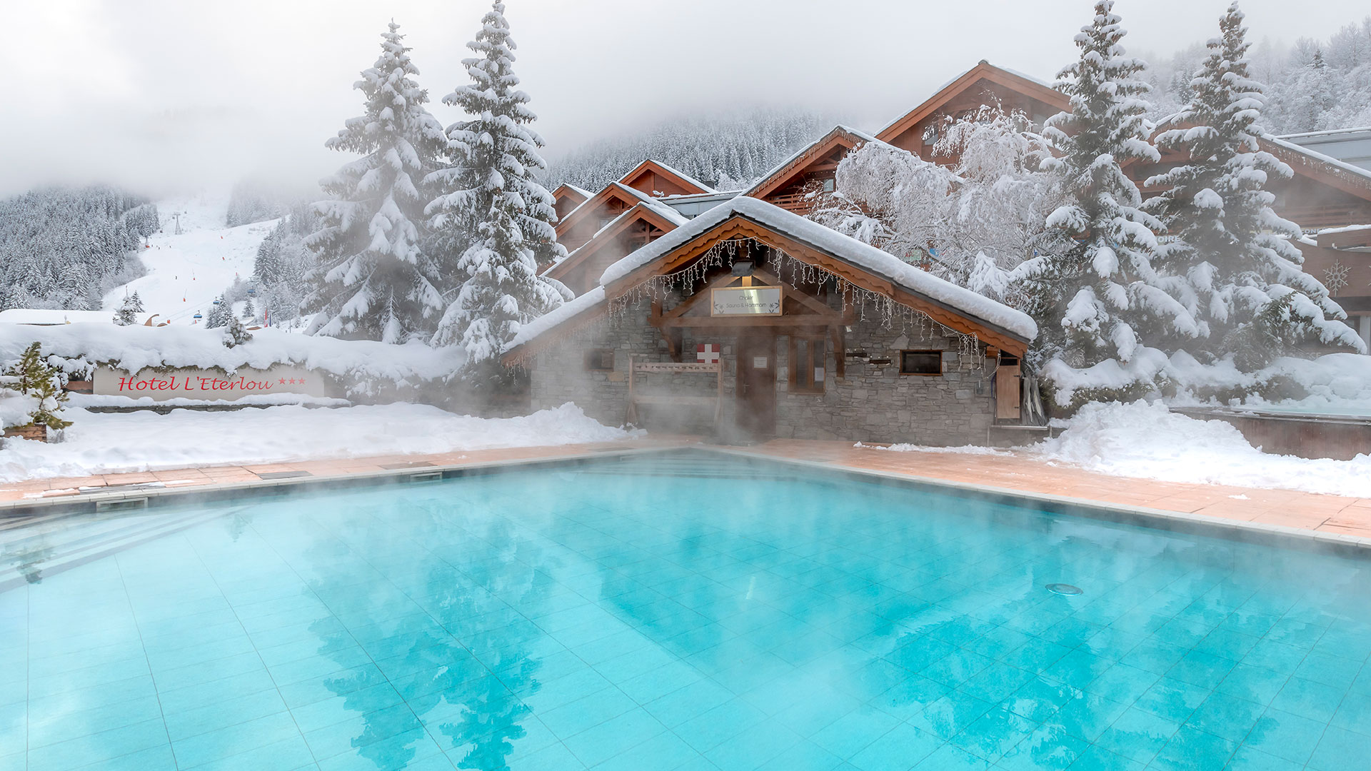 Piscine extérieure en hiver, hôtel de charme Savoie, L'Eterlou