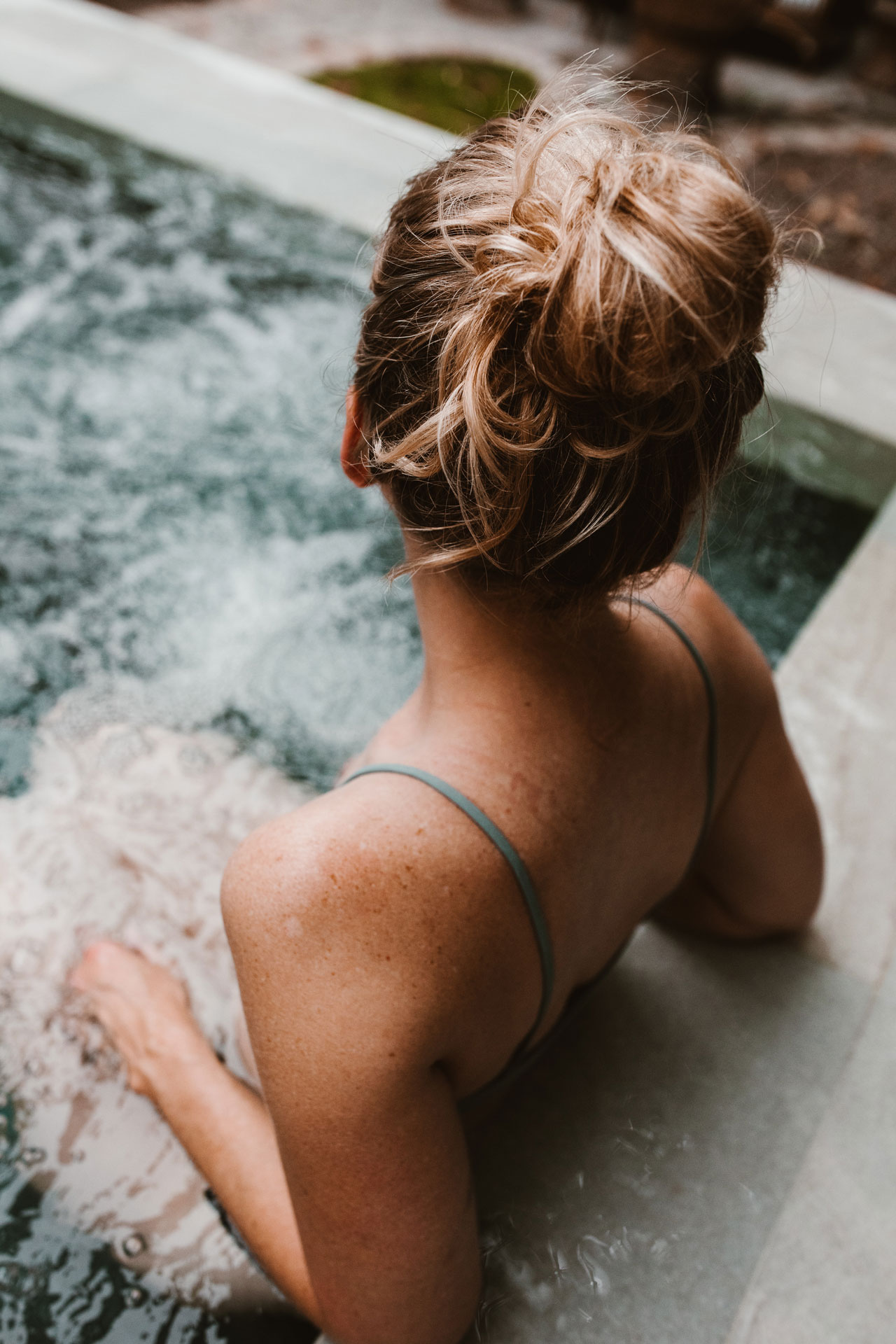 femme dans le spa