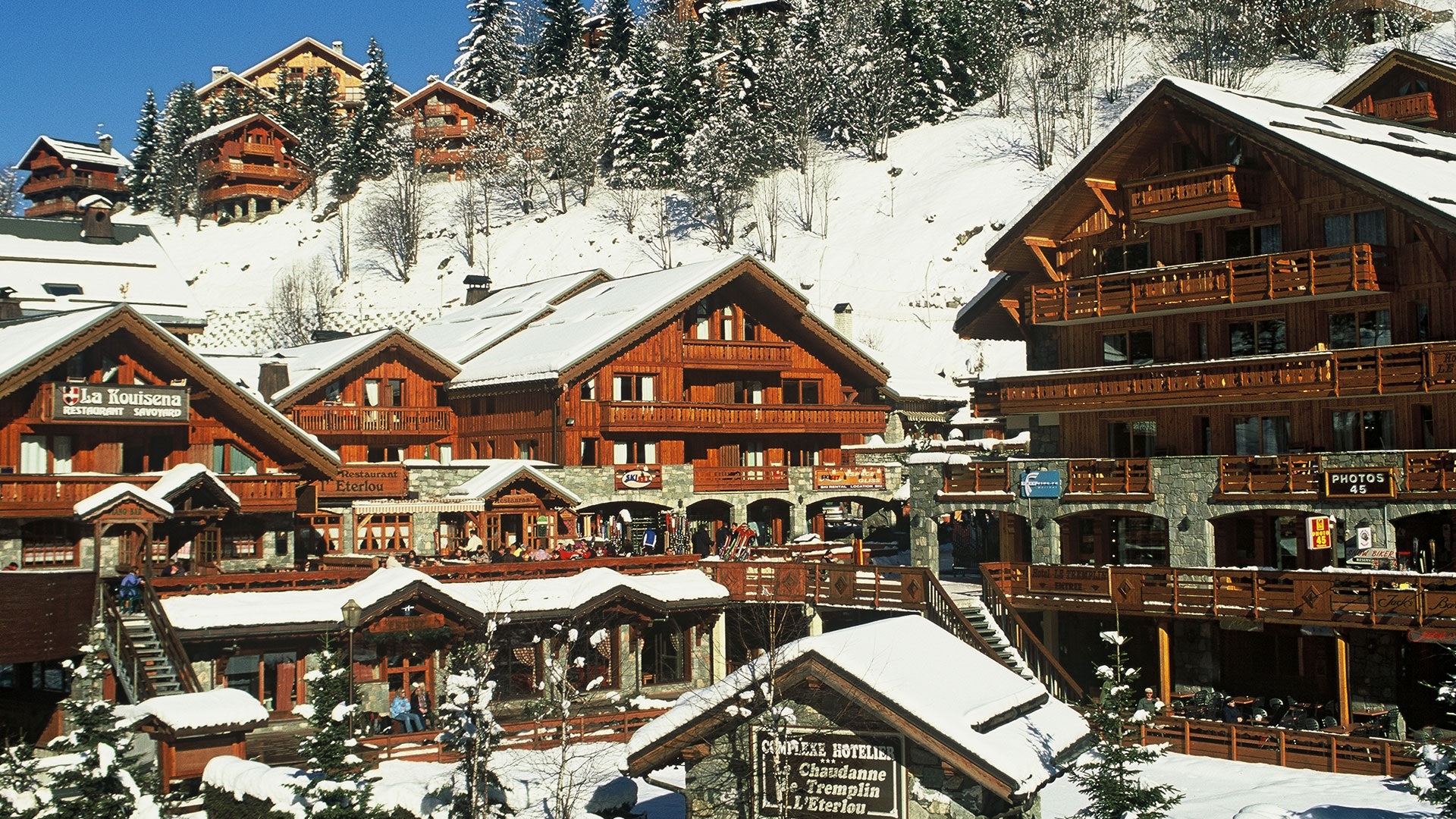 Vue de l'hôtel et des chalets autour, hôtel charme Méribel, L'Eterlou