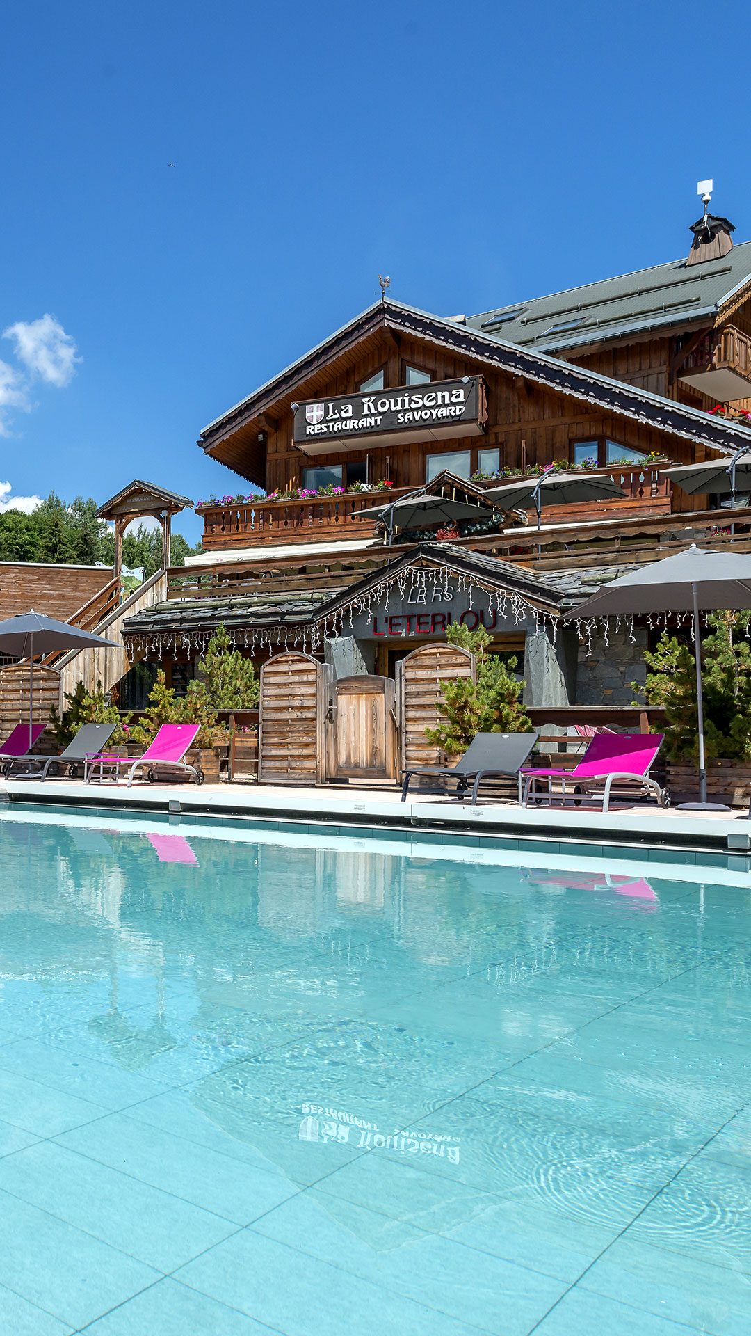 Piscine devant notre restaurant à Méribel - Hôtel L'Eterlou