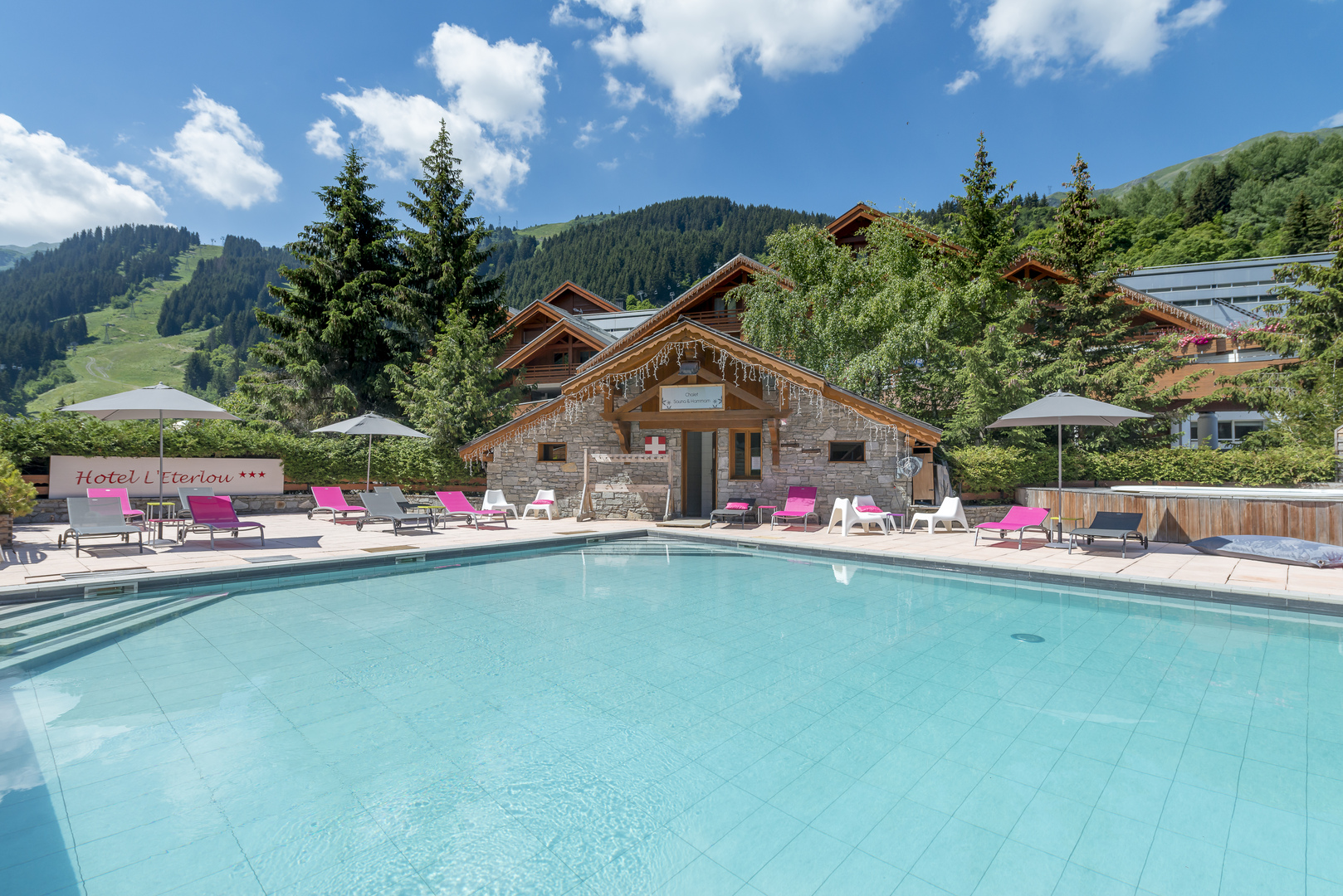Piscine de l'hôtel - Hôtel Eterlou Piscine_et_Vue_été_3 (1) Piscine de l'hôtel - hotel spa meribel, Hôtel Éterlou